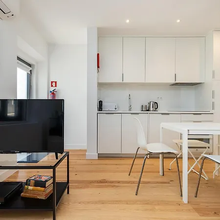 Design And Bright Near Pasteis De Belem Apartment *