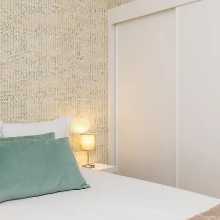 Design And Bright Near Pasteis De Belem Apartment *